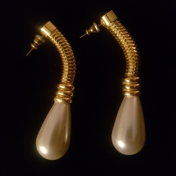 [UNKNOWN] Strange Pearl Drop Earrings - Picture 6 of 9